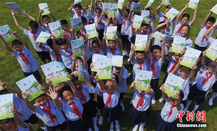 「開学了」の人文字で新学期をスタートする小学生たち　揚州市