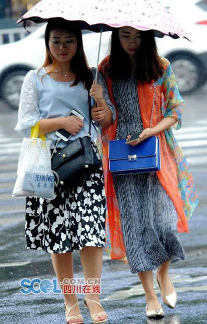 秋雨で一気に涼しさ増す　街行く美女たちは秋の装い　四川省