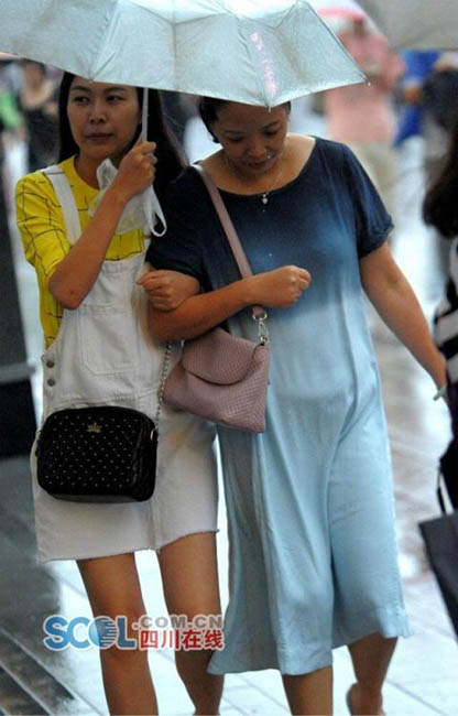 秋雨で一気に涼しさ増す　街行く美女たちは秋の装い　四川省