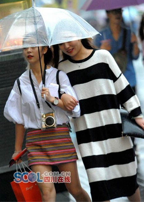 秋雨で一気に涼しさ増す　街行く美女たちは秋の装い　四川省