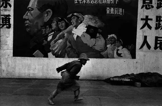 仏写真家マルク・リブーが撮影したモノクロの中国