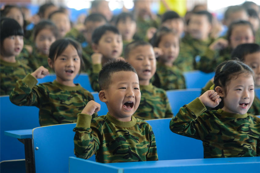 ちびっこ軍事訓練始まる　浙江省