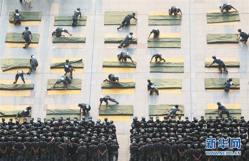 大学軍事訓練で「布団畳み」競技の試合開催　湖南省