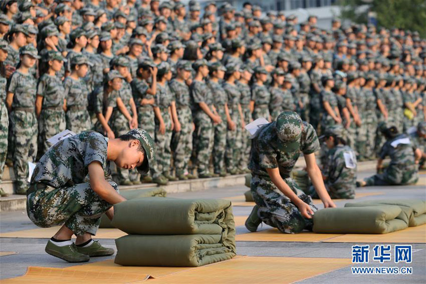 大学軍事訓練で「布団畳み」競技の試合開催　湖南省