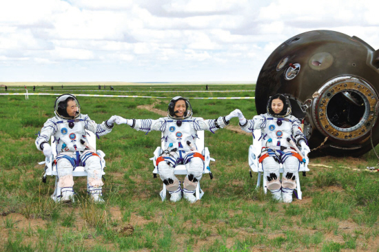 中国の宇宙飛行士3人が搭乗する有人宇宙船「神舟10号」は2013年6月26日午前8時ごろ、内モンゴル自治区中西部の予定着陸区域に無事着陸した。また、2人の男性宇宙飛行士を載せる有人宇宙船「神舟11号」は2016年10月中旬に打ち上げを予定。