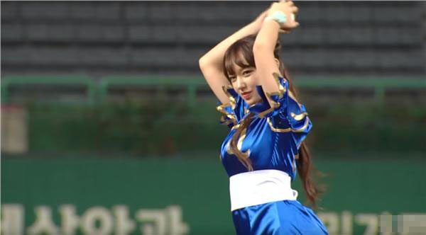 コスプレ美少女によるアクロバットな始球式に観客唖然　韓国