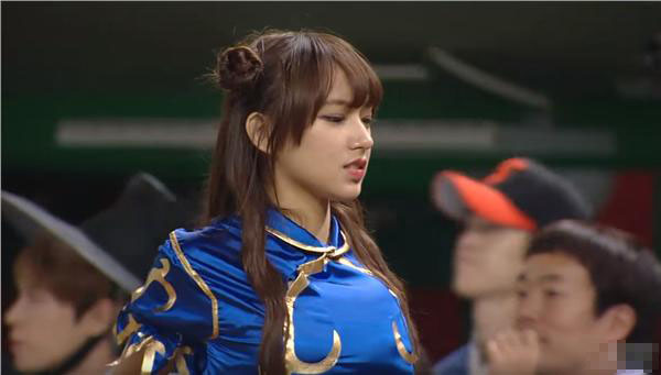 コスプレ美少女によるアクロバットな始球式に観客唖然　韓国