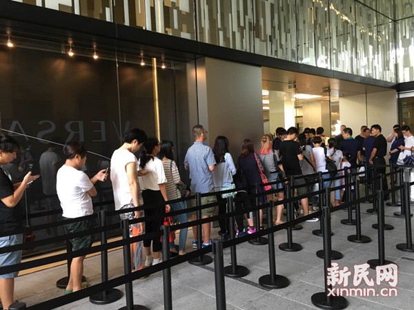 iPhone7発売開始　上海では雨の中「アップルファン」が殺到　