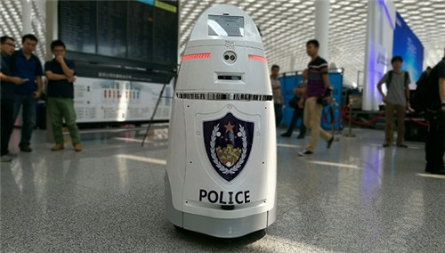 中国初の警備ロボット、深センの空港をパトロール