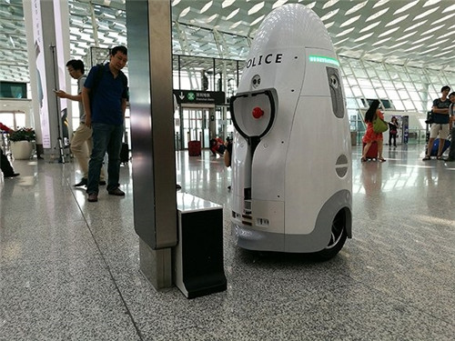 中国初の警備ロボット、深センの空港をパトロール
