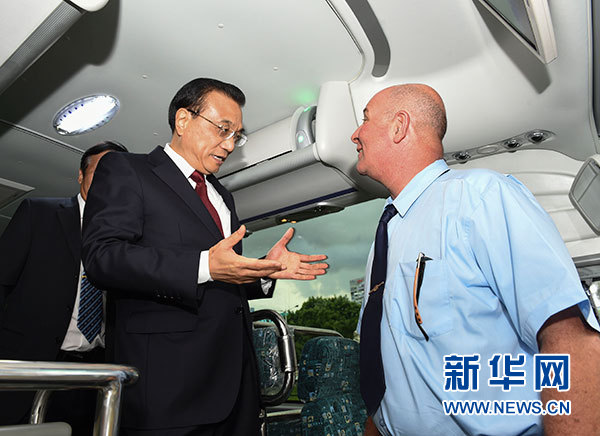 李克強総理がキューバで中国製バスに試乗