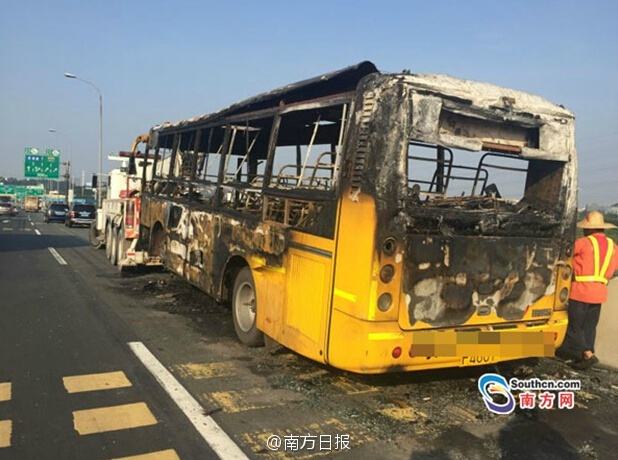 スクールバス火災、通りかかった3人の国境警備隊員が小学生46人を救出　広州