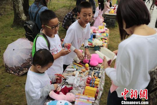 成都の子どもたち、国慶節は遊びに出かけず「フリーマーケット」を経営