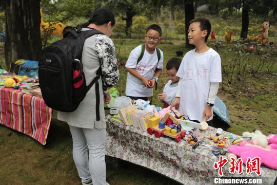 成都の子どもたち、国慶節は遊びに出かけず「フリーマーケット」を経営