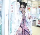 日本で撮影したツインお団子ヘアのキュートな写真