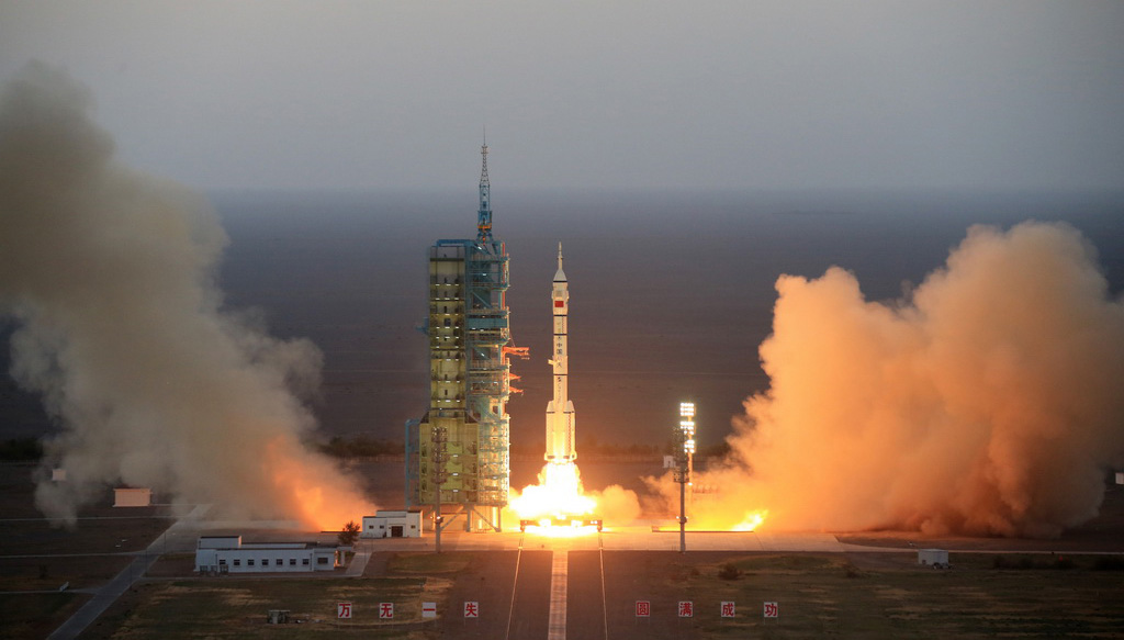 中国、有人宇宙船「神舟11号」打ち上げに成功