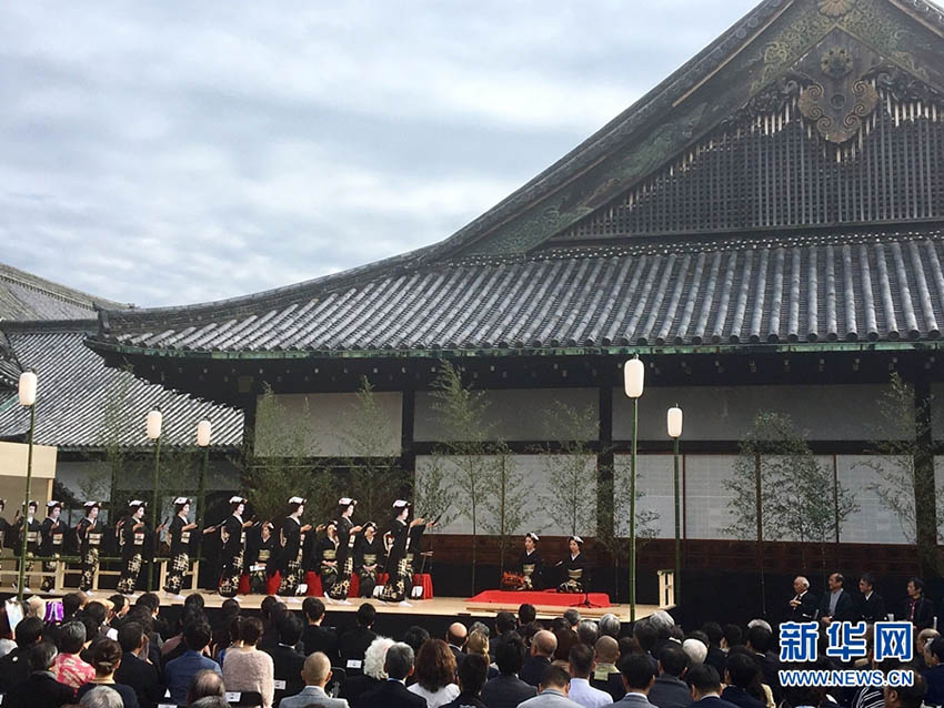 開幕式、祇園の舞妓の伝統舞踊。
