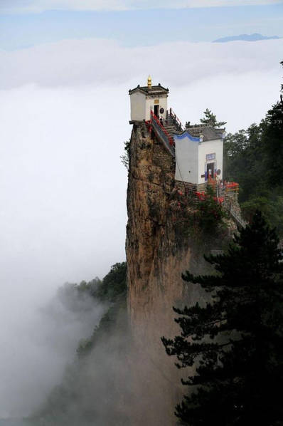 切り立った崖の上に400年　世界で最も険しい場所にある寺院　陝西省