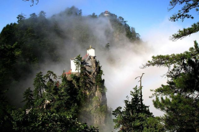 切り立った崖の上に400年　世界で最も険しい場所にある寺院　陝西省
