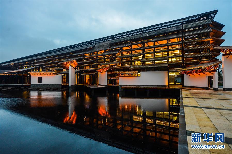 伝統的な江南建築スタイルを取り入れた烏鎮インターネット国際会展センター（10月26日撮影、撮影・徐■、■は日かんむりに立）。