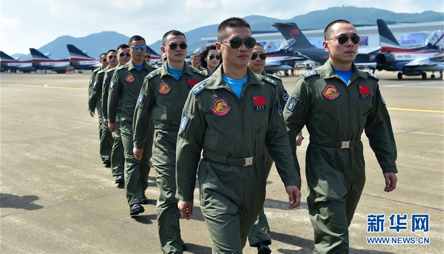 中国空軍八一アクロバット飛行隊が珠海に到着