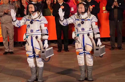 中国は10月17日午前7時30分に、飛行士2人が搭乗した有人宇宙船「神舟11号」を酒泉衛星発射センターから打ち上げた。「出発！」中国有人宇宙事業総指揮の張又侠氏の掛け声と共に、宇宙飛行士2人の景海鵬氏と陳冬氏は33日間の宇宙旅行の旅を開始した。