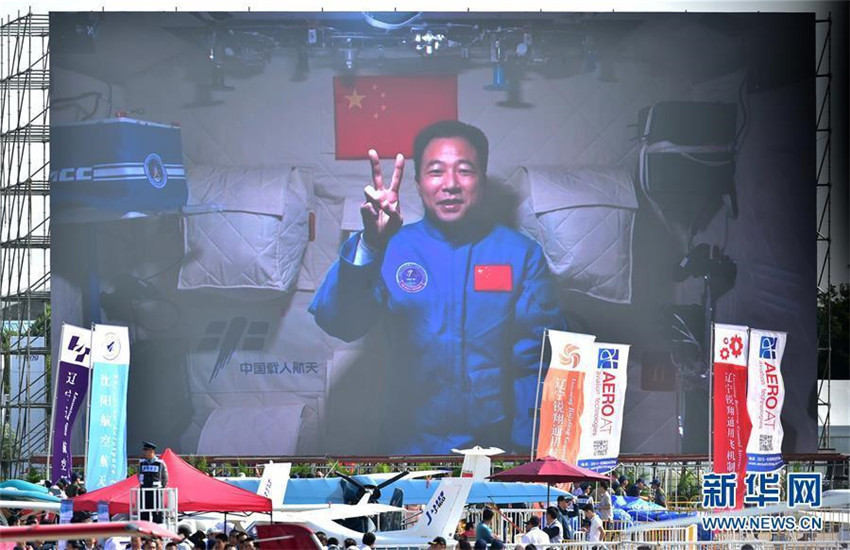 宇宙から中国航空ショー20周年記念を動画で祝福する景海鵬氏（撮影・梁旭）