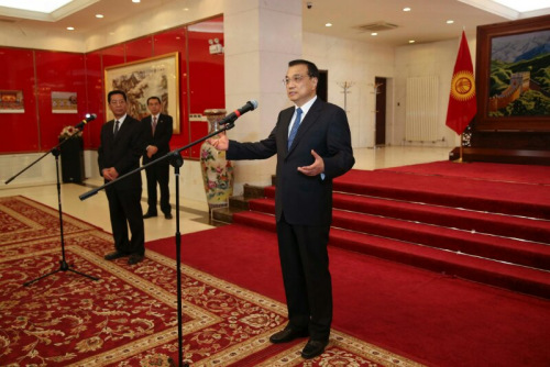 李克強総理がキルギスタンの中国大使館を訪問