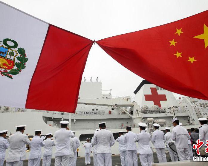 中国海軍の病院船がペルーからの帰路につく