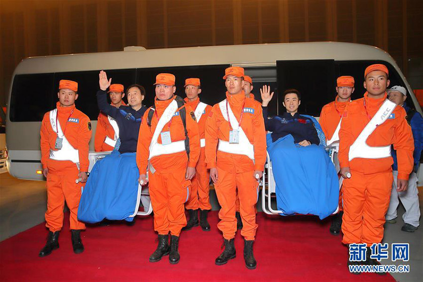 11月18日夜、神舟11号に乗船した宇宙飛行士の景海鵬氏（左）と陳冬氏（右）が専用機で内蒙古自治区から北京西郊空港に向かい、到着すると用意された専用車で北京航天城へ戻った。
