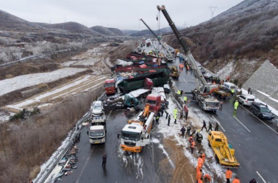 山西省の高速道路で56台絡む多重事故　17人死亡 