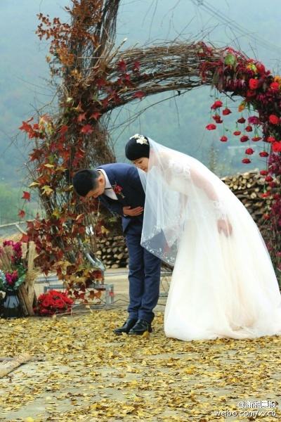 野山の草花で飾り付けた自然の美しさ溢れる田舎の結婚式