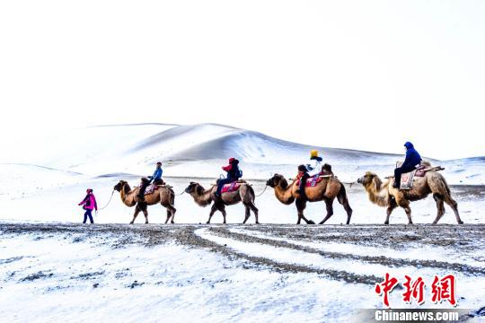 甘粛・敦煌の砂漠に初雪 ひと味違う雪景色も人気