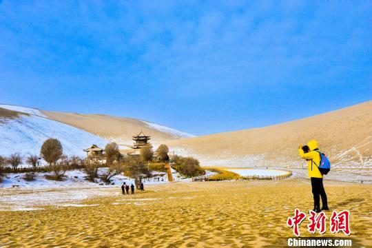 甘粛・敦煌の砂漠に初雪 ひと味違う雪景色も人気