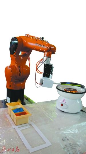 産業ロボット、荷物の仕分けなどの「絶技」を披露