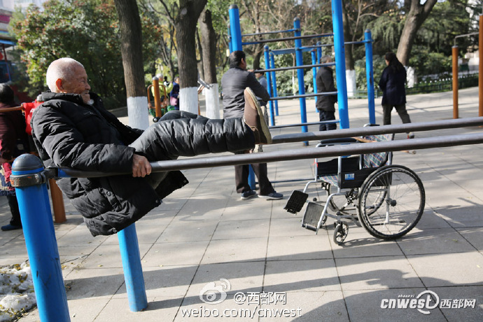 西安、101歳の男性が公園で元気に運動