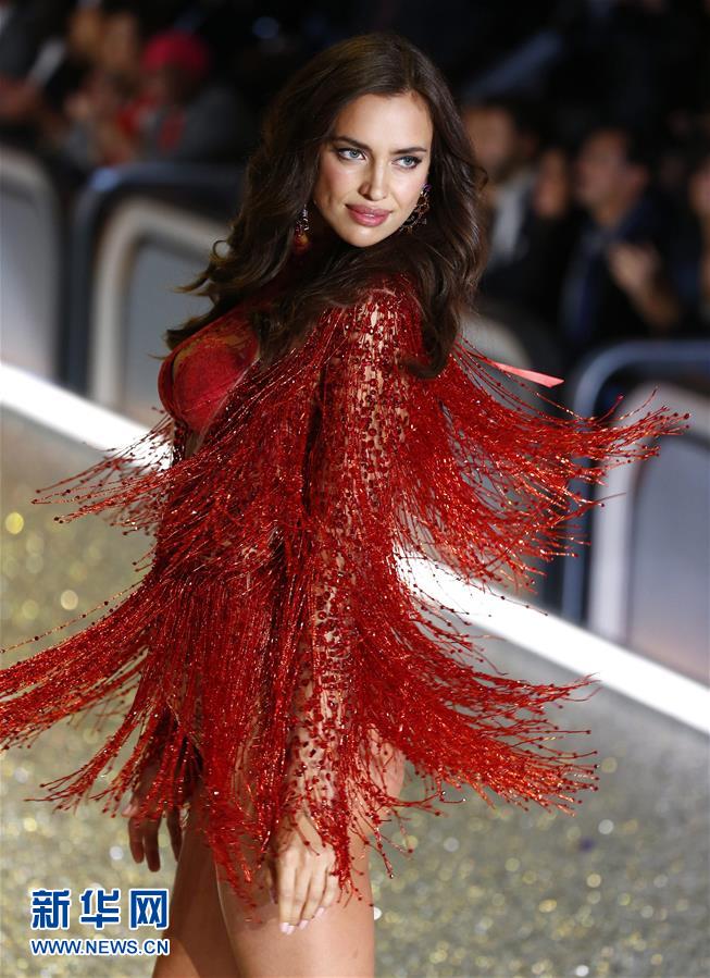 「ヴィクトリア・シークレットファッションショー2016」のランウェイでランジェリーを披露するロシア人モデルのイリーナ・シェイク。（11月30日撮影）