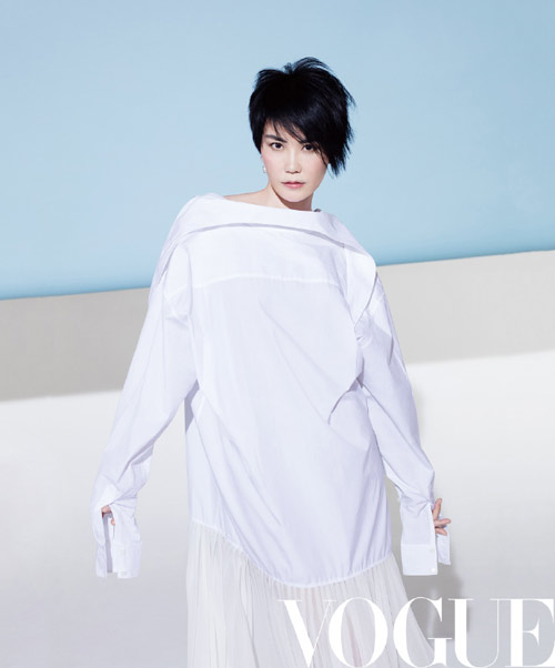飾らない自然体が美しい　歌手の王菲が雑誌の表紙でショートヘア披露