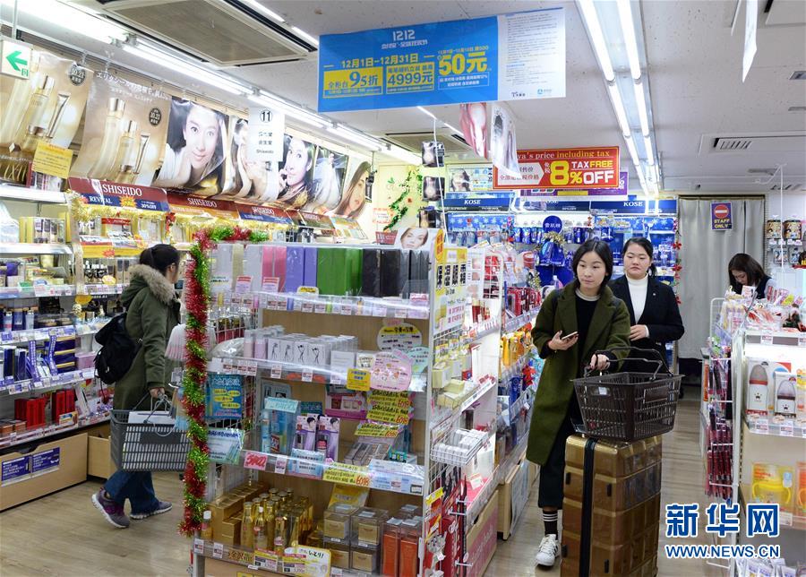東京のある店舗で商品を選ぶ顧客たち（12月10日撮影）。