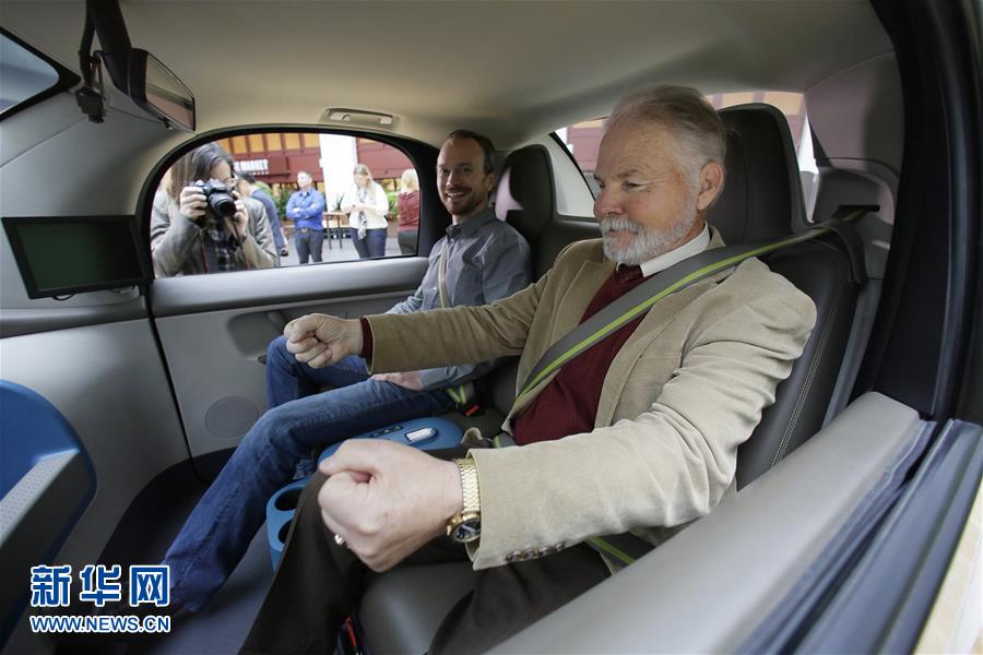 写真：米サンフランシスコでWaymoの自動運転車に試乗する人々（12月13日撮影）。