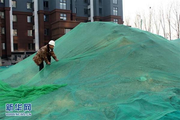 大気汚染赤色警報発令で、粉塵対策に追われる建設現場　北京