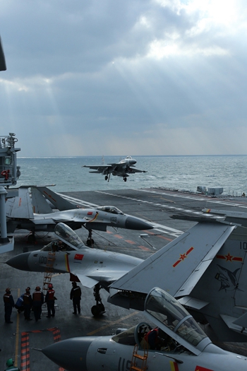 中国海軍空母編隊　海区を跨ぐ訓練任務を遂行