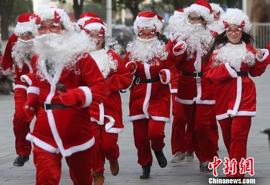 南京で「サンタクロース」がフラッシュモブ