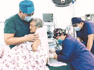 患者を抱きかかえて麻酔を打つ　百歳高齢者の体を配慮　黒竜江省