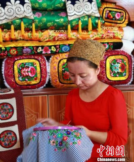 新疆ウイグル族の伝統刺繍工芸