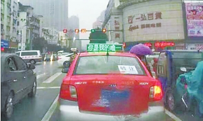 クリスマスにタクシーの電光掲示板で「告白」が話題　河南省