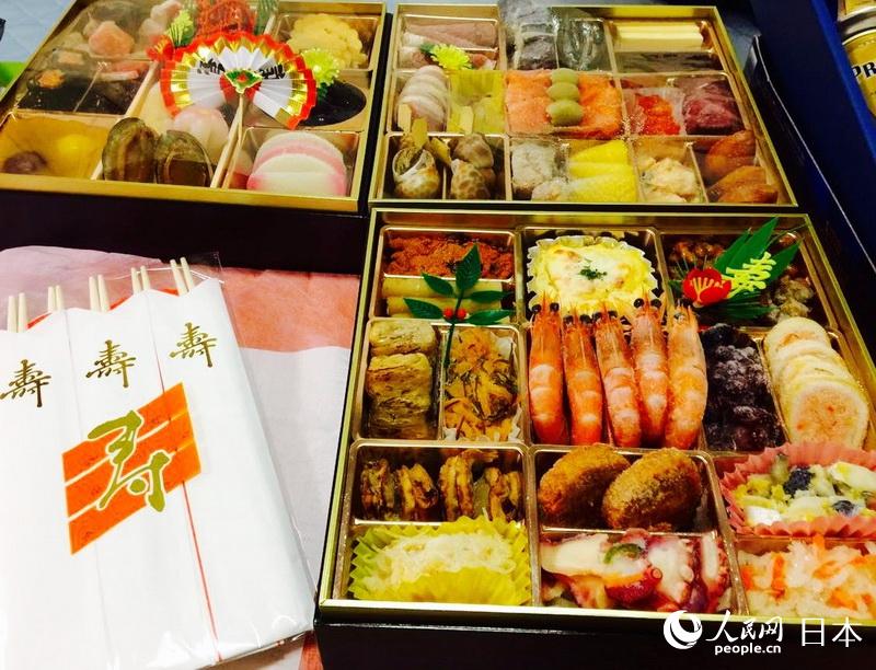 日本の元旦に食べる伝統的な料理「おせち料理」（撮影・鄭瑾）。