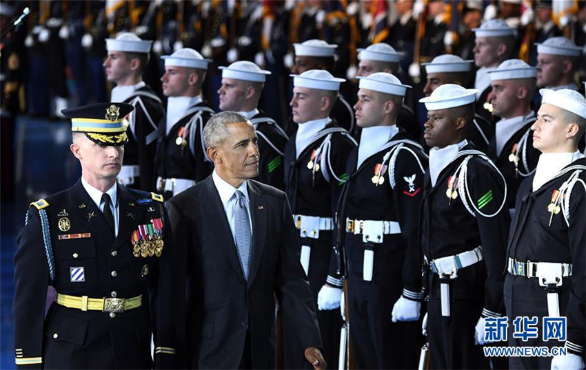 米国・首都ワシントン近郊のヘンダーソン軍事基地で、米軍開催の送別式典に出席するオバマ大統領（左から2人目。1月4日、撮影・殷博古）。