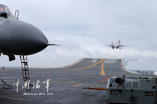 専門家「殲-15が南中国海で夜間発着艦を重点的に訓練」