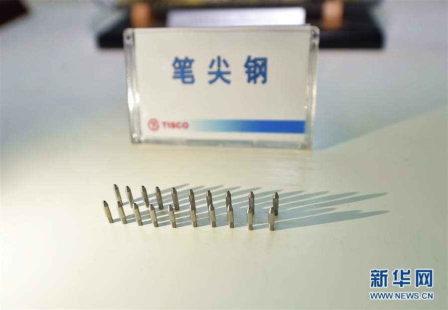 中国産のステンレス鋼材の新素材で作ったボールペンのペン先（1月10日、撮影・曹陽）。
